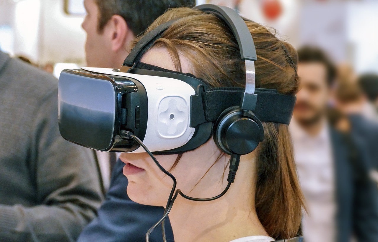 How Virtual Reality Will Change the Dating Game… or Not